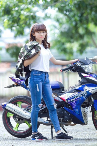 Hình ảnh Cặp Đôi đáng yêu cùng Exciter 150 độ