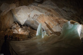 Khám phá vẻ đẹp của động băng khổng lồ ở Áo