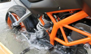  KTM Duke 390 khởi động dưới nước 