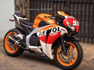 Lên đời Hornet 250 thành mẫu xe thể thao Honda CBR1000RR Repsol 2010