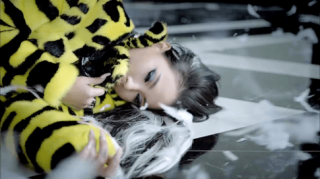 Lóa mắt vì hàng hiệu trăm triệu của thần tượng Kpop