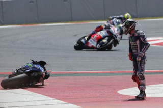 Lorenzo: “thay vì nói ‘xin lỗi’ thì cậu ấy lại hỏi rằng xe của tôi có gặp vấn đề gì không”