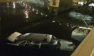  Mất lái, xe BMW húc taxi rơi xuống sông 