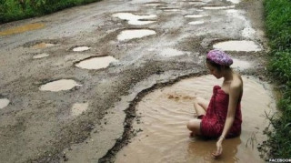 Ngắm dung nhan người mẫu Thái Lan tắm bùn trong ổ gà