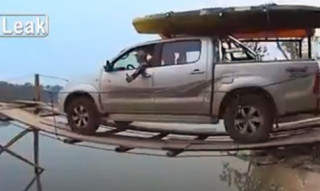  Ôtô bò qua cầu ván siêu mỏng 