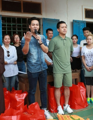 Phan Anh giản dị đi từ thiện, khác xa khi làm MC