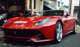  Siêu xe Ferrari F12 Berlinetta rực rỡ trên phố Sài Gòn 