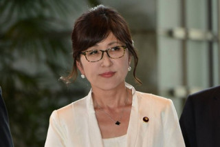 Thời trang nữ tính của tân Bộ trưởng Quốc phòng Nhật Bản 57 tuổi