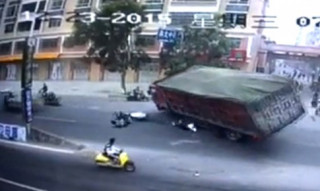  Xe tải chở than đổ đè lên thanh niên đi xe máy 