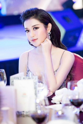 Á hậu Huyền My đọ lưng trần gợi cảm cùng Mai Phương Thúy