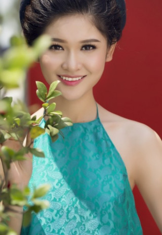 Á hậu Thuỳ Dung hững hờ vòm ngực thanh tân sau chiếc áo yếm