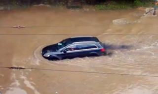  Audi Q7 chết máy khi liều lĩnh vượt chỗ ngập 