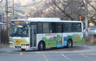  Bàn xoay thần kỳ giúp xe buýt quay đầu chỗ hẹp 