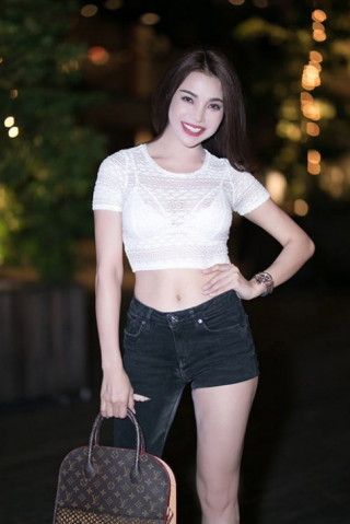Ca nương Kiều Anh siêu vòng 1, Tóc Tiên mặc váy dán hình lưỡi gây nhức mắt