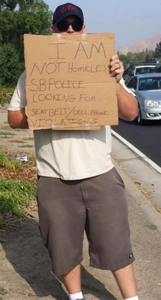  Cảnh sát mặc thường phục giơ biển cảnh báo tài xế 