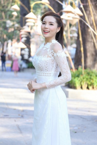 Chẳng cần đồ hiệu, Phạm Hương và Kỳ Duyên vẫn đẹp thoát tục với áo dài trắng