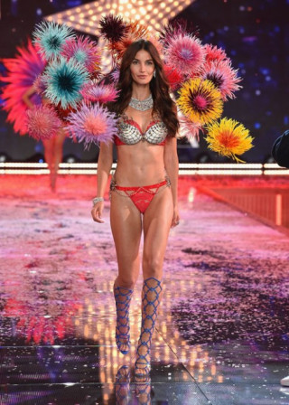 Chưa bao giờ hết xao xuyến khi nhìn lại 20 áo ngực triệu đô của Victoria‘ s Secret