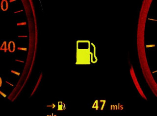  Cố lái xe khi sắp hết xăng - thói quen nên bỏ 