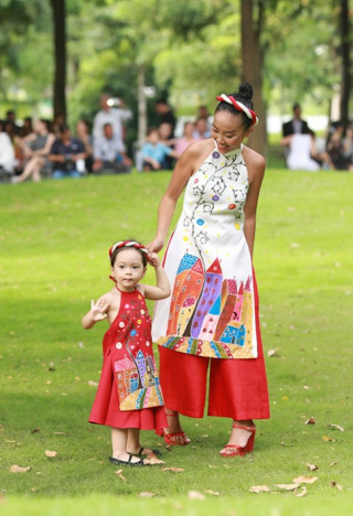 Con gái 2 tuổi của Đoan Trang mặc áo dài đỏ diễn thời trang