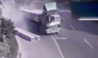  Dầm bê tông xuyên cabin, tài xế sống sót khó tin 