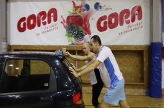  Đi bộ đẩy ôtô gần 100 km trong 24 giờ liên tục 