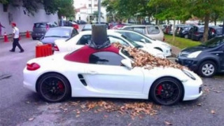  Đỗ chiếm chỗ, xe Porsche bị đổ cả thùng rác 