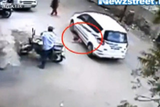  Em bé thoát chết khi bị ôtô chèn qua 