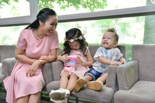 Fan bất ngờ khi con trai 1 tuổi của Ốc Thanh Vân diễn thời trang