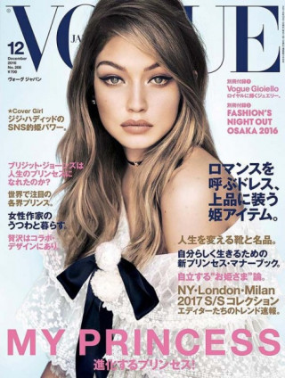 Gigi Hadid nửa kín nửa hở với ren xuyên thấu
