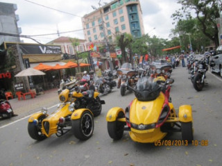  Hàng trăm môtô diễu hành lễ hội Hoa Phượng đỏ 