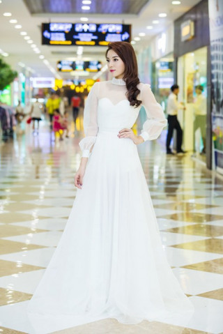 HH Kỳ Duyên diện đầm trắng xinh như công chúa
