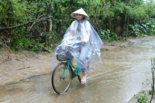 HH Phạm Hương chạy xe đạp chở cụ già trong cơn mưa tại Hà Tĩnh