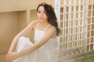 Hoa hậu Kỳ Duyên khoe vai trần với váy 2 dây
