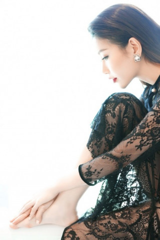 Hoa hậu Lam Cúc đẹp kiêu kỳ với đầm ren