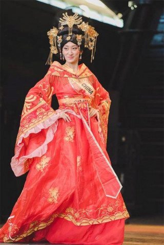 Hoa hậu Trung Quốc bị nhầm là đàn ông vì thô cứng, già nua
