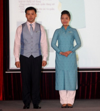 Hoa hậu VN khen chê đồng phục mới của Vietnam Airlines