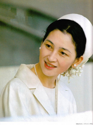 Hoàng hậu Nhật Bản 81 tuổi mặc đẹp vượt thời gian