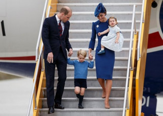 Hoàng tử bé mặc ton sur ton với mẹ và em gái