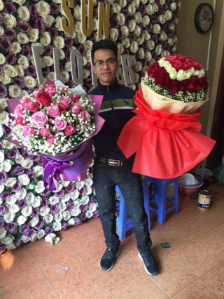 Học trai “đảm” cắm hoa tạo hộp quà trái tim
