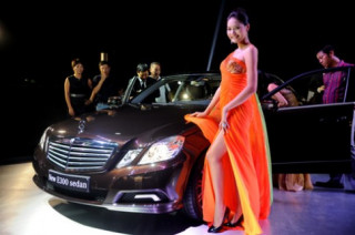  Hương Giang gợi cảm cùng E-class mới 