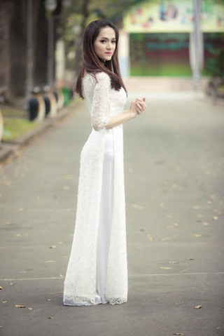 Hương Giang Idol tinh khôi trong tà áo dài trắng