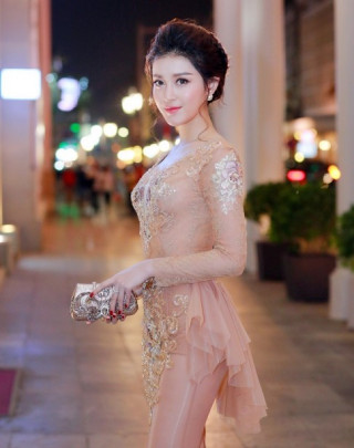 Huyền My mặc đầm nude xuyên thấu khoe đùi thon