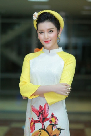 Huyền My vẫn mặc áo dài mỏng manh giữa trời rét