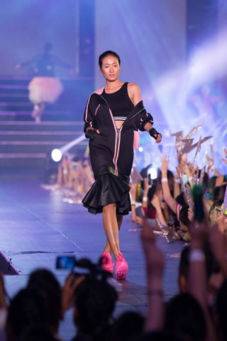 Kelly Bùi, Đỗ Mạnh Cường mang sắc hồng ngọt ngào lên sàn catwalk dài 200m.