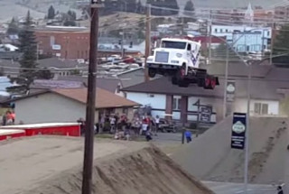  Kỷ lục xe tải bay xa nhất thế giới 