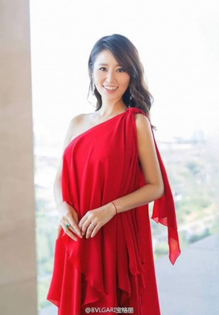 Lâm Tâm Như hơn hẳn bạn thân Triệu Vy khi chọn đồ bầu