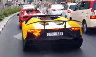  Lamborghini Aventador bốc cháy vì trò nẹt pô 