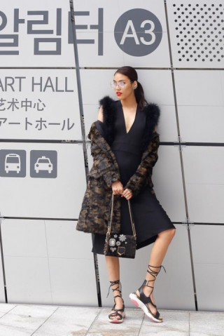 Lan Khuê “đánh bật” tín đồ thời trang Hàn tại Seoul Fashion Week