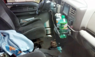  Lấy chìa khóa trong ổ qua sàn xe 