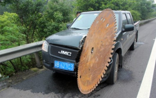  Lưỡi cưa khổng lồ găm trúng ôtô đang chạy 